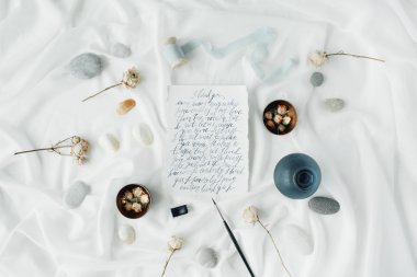 Düz yatıyordu düğün davetiye