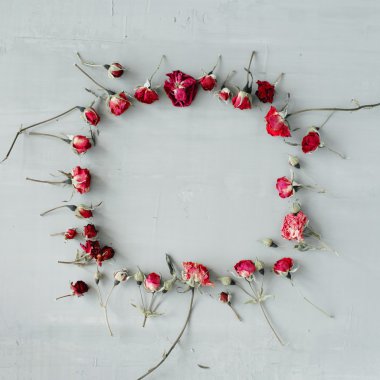 kırmızı gül ile düz yatıyordu çerçeve