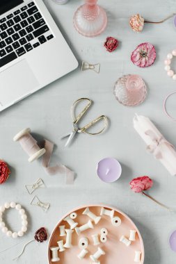 Düz yatıyordu, en iyi görünümü office tablo Resepsiyon. 