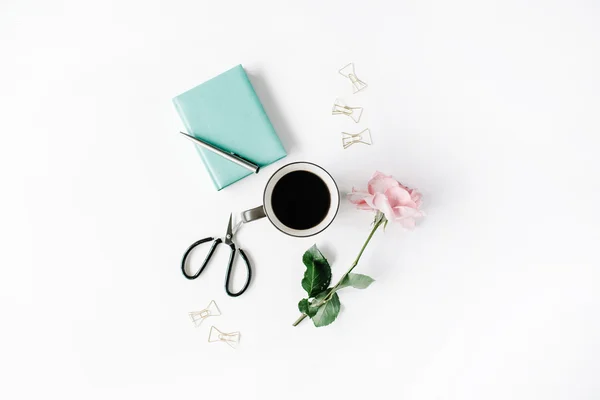 Black coffee mug, pink rose — Stock Photo, Image