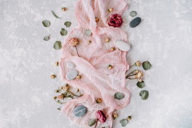 Kuru Beyaz Lale ve kırmızı gül