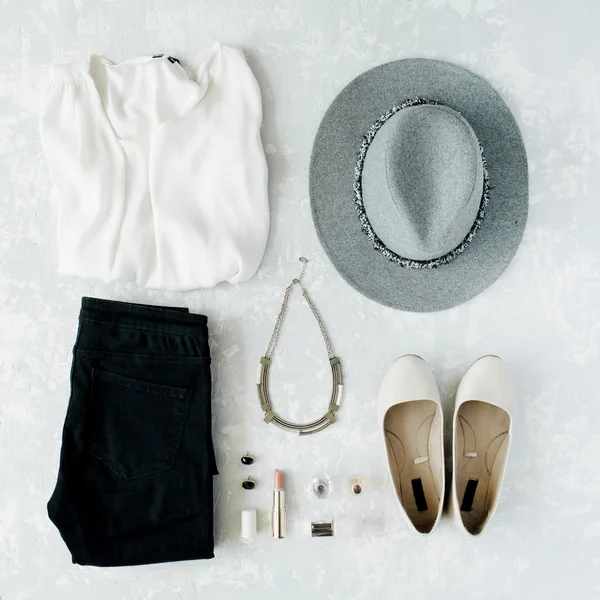 Vrouwelijke zomer kleding en accessoires — Stockfoto