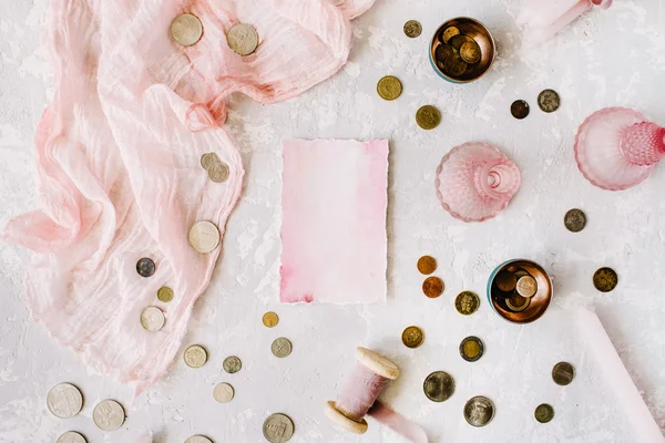 Rosa papel vacío en blanco con monedas —  Fotos de Stock