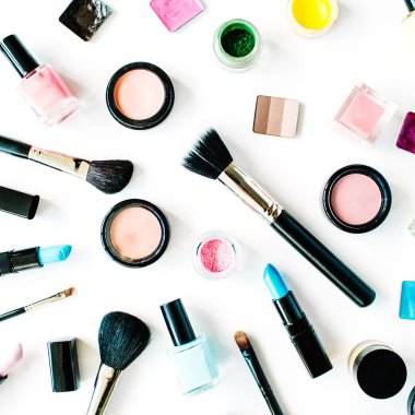 düz yatıyordu kadın kozmetik 