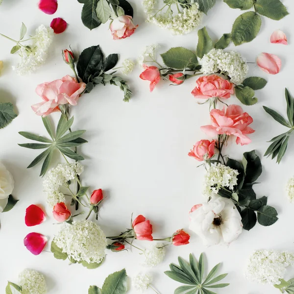 Pembe ve beyaz güller ile düz yatıyordu çerçeve — Stok fotoğraf