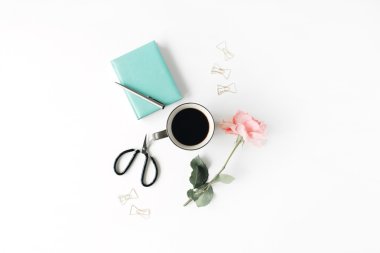 Gül ve günlük seti ile kupa kahve