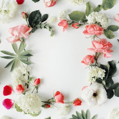 pembe ve beyaz güller ile düz yatıyordu çerçeve