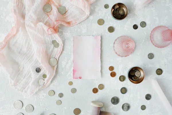 Papel en blanco con monedas y decoración rosa — Foto de Stock