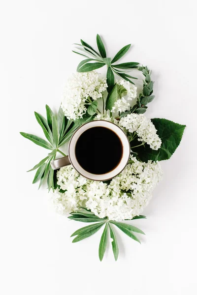 Caneca de café e flores de hortênsia branca — Fotografia de Stock
