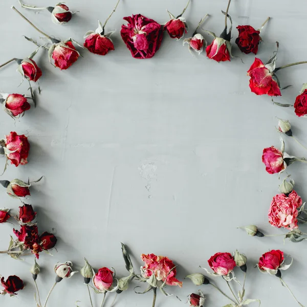 Плоская рамка с красными розами — стоковое фото