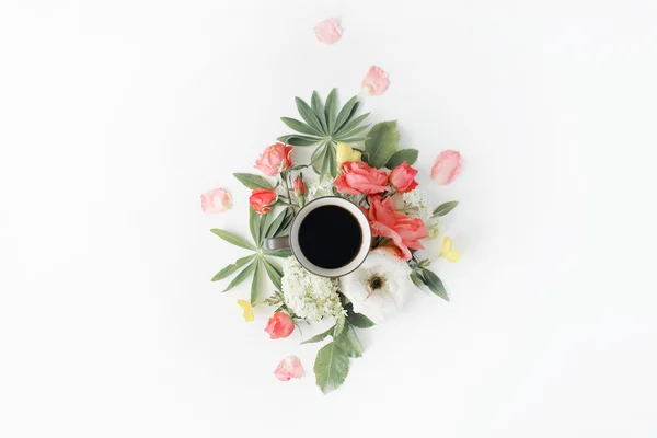 Tazza di caffè nero tra i fiori — Foto Stock