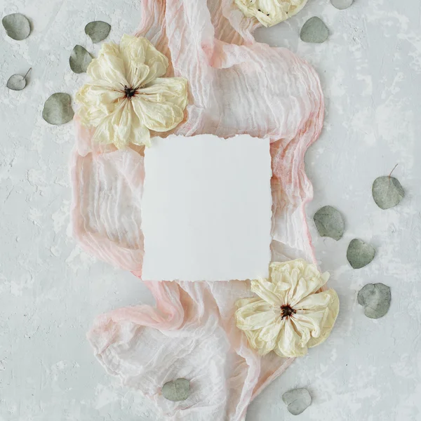 Papel em branco com flores secas — Fotografia de Stock