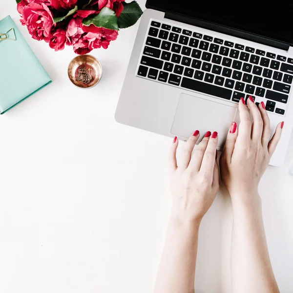 Mujer en un espacio de trabajo acogedor — Foto de Stock