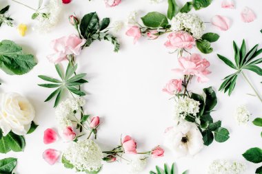 pembe ve beyaz güller ile düz yatıyordu çerçeve