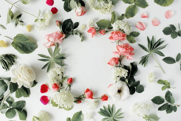 Lägenheten låg ram med rosa och vita rosor — Stockfoto