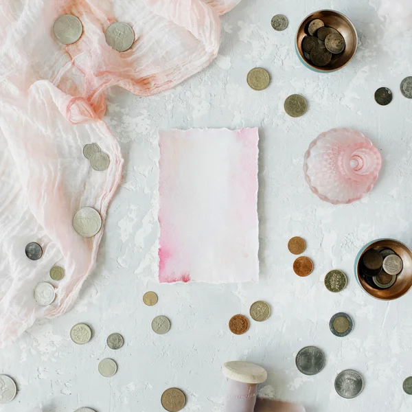 Papel en blanco con monedas y decoración rosa — Foto de Stock