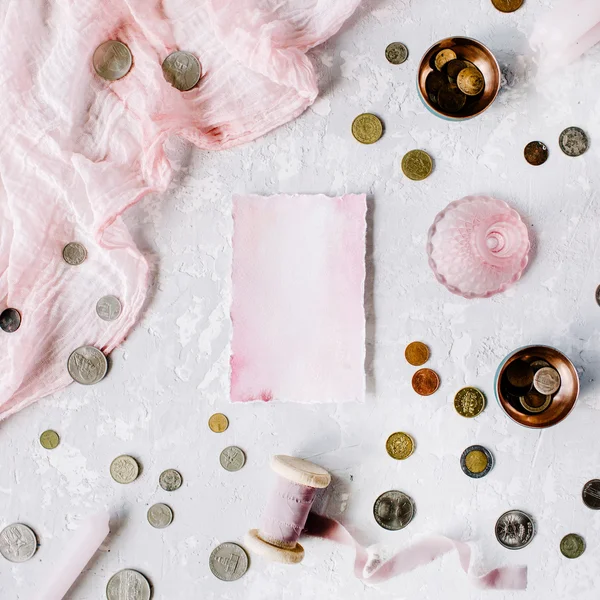 Papel en blanco con monedas y decoración rosa —  Fotos de Stock