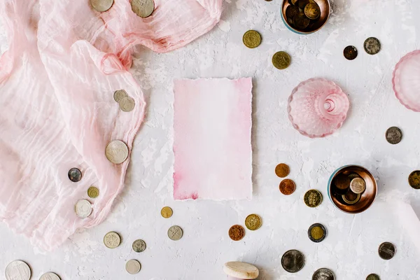 Papel em branco com moedas e decoração rosa — Fotografia de Stock