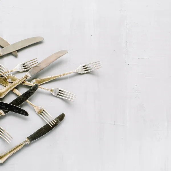 Flache Lage aus goldenen Gabeln und Messern — Stockfoto