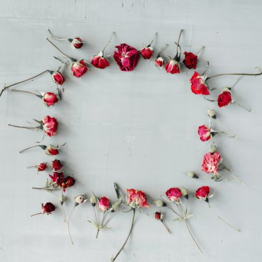 kırmızı gül ile düz yatıyordu çerçeve