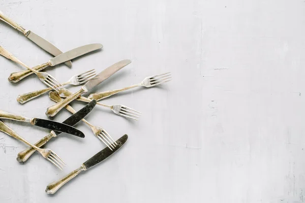Flache Lage aus goldenen Gabeln und Messern — Stockfoto