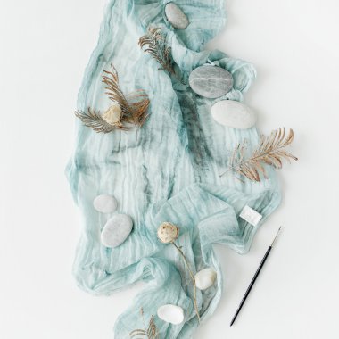 Tekstil ve taş yaz kompozisyonu