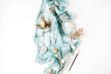 Tekstil ve taş yaz kompozisyonu