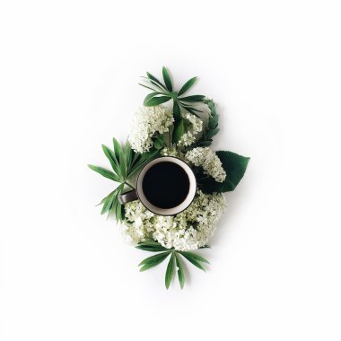 Kahve fincanı ve beyaz ortanca çiçek 