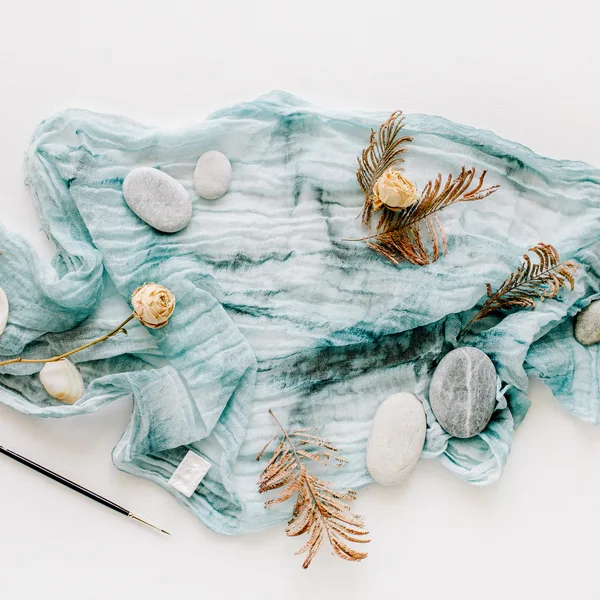 Літня композиція з текстилем і камінням — стокове фото