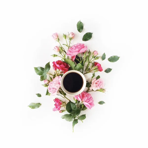 Tazza di caffè con rose rosa — Foto Stock