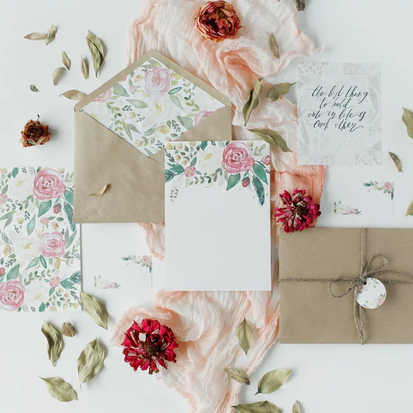 Hochzeitseinladungskarten und Rosen — Stockfoto