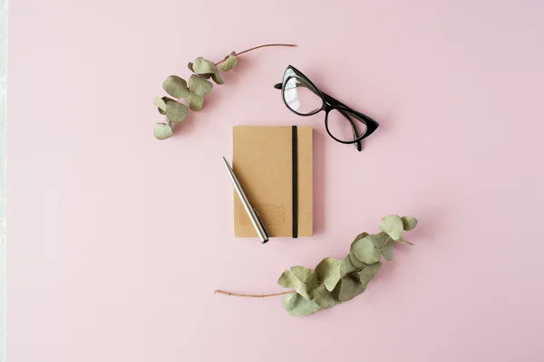 Conjunto de diário e folhas verdes — Fotografia de Stock