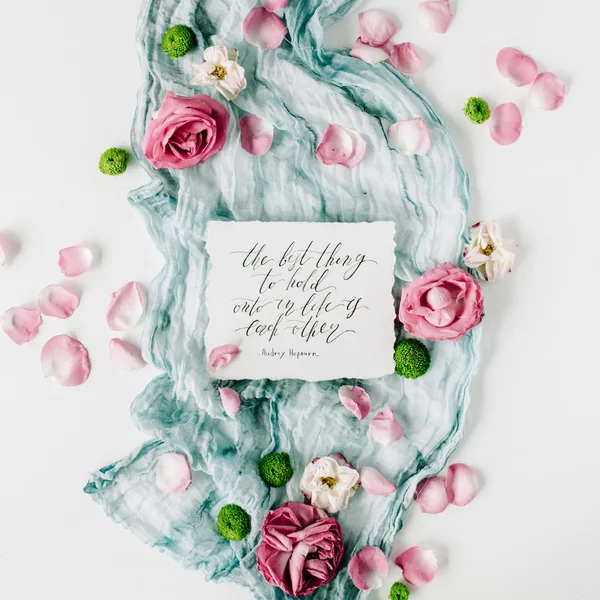 Citação inspiradora em rosas e composição têxtil — Fotografia de Stock