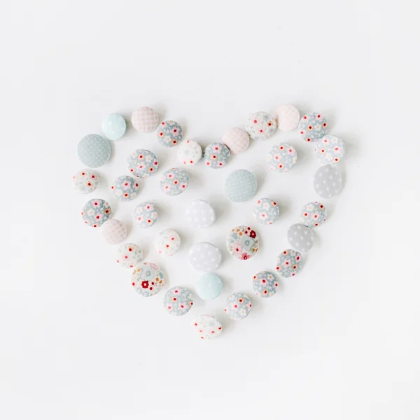 Hjärtsymbolen gjord av knappar — Stockfoto