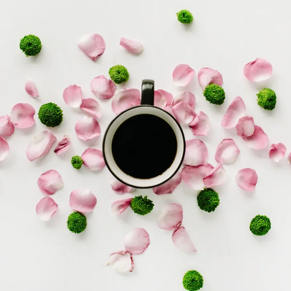 Kahve fincanı gül yaprakları — Stok fotoğraf