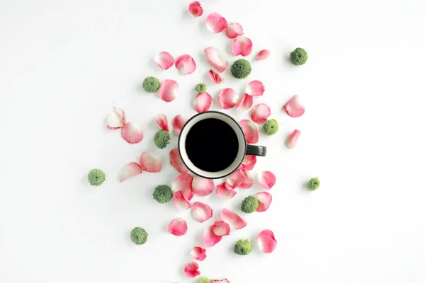 Kahve fincanı gül yaprakları — Stok fotoğraf