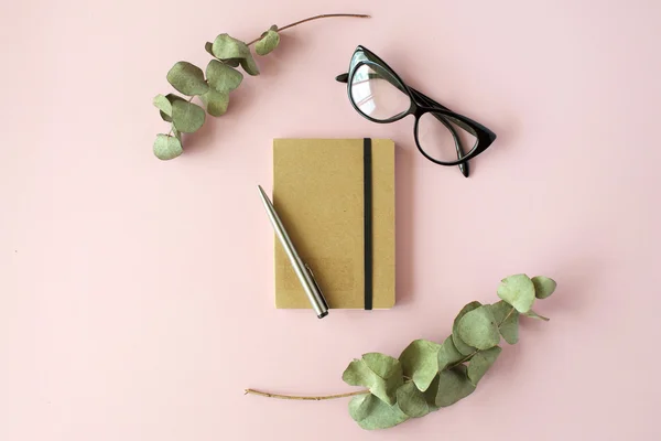 Diario conjunto y hojas verdes — Foto de Stock