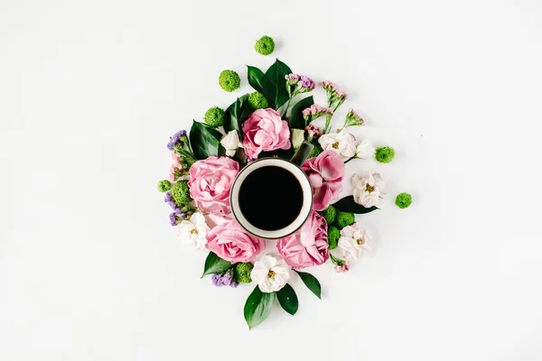 Filiżanka kawy w kwiatach — Zdjęcie stockowe