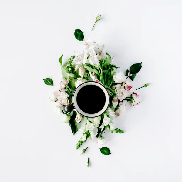 Šálek kávy v květech — Stock fotografie