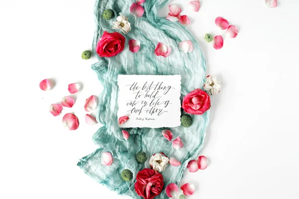 Citação inspiradora em rosas e composição têxtil — Fotografia de Stock