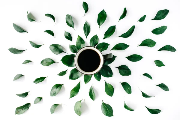 Чашка кофе в рамке листьев — стоковое фото