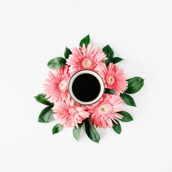 Taza de café en flores de gerberas — Foto de Stock