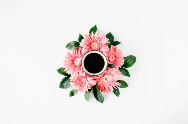 Taza de café en flores de gerberas — Foto de Stock