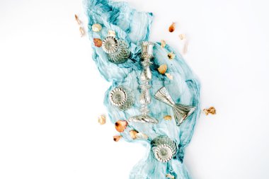 Tekstil ve şamdanlar kompozisyonu