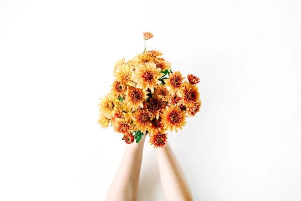 Dívka s kyticí chryzantém — Stock fotografie