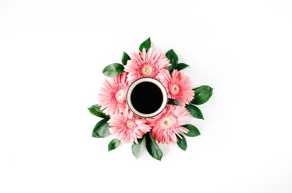 Taza de café en flores de gerberas — Foto de Stock