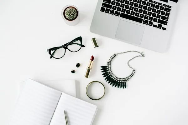 Arbeitsplatz mit Laptop, femininem Zubehör, Brille — Stockfoto