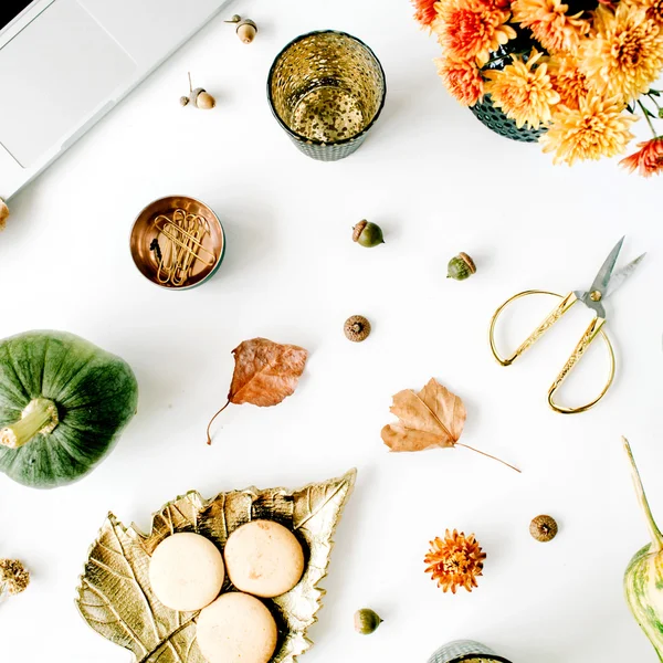 Laptop, chrysant boeket, verlaat — Stockfoto