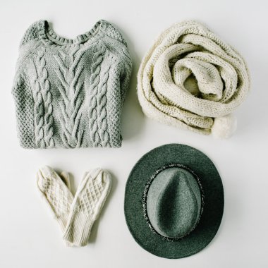 Tek renkli kadınsı kıyafetler