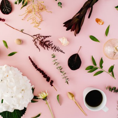 Ortanca, kahve, altın kaşık